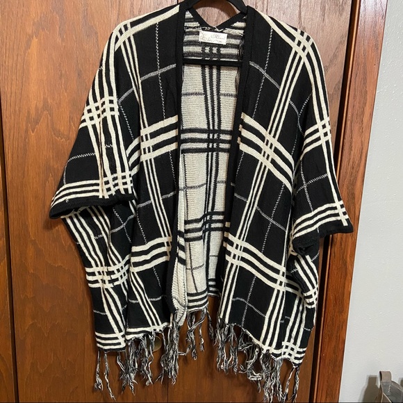 Mizumi Sweaters - Mizumi Poncho